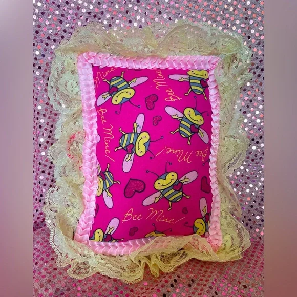 Hand Crafted Bee Mine Hanging Pillow Pomegranate-Scented - Picture 3 of 4